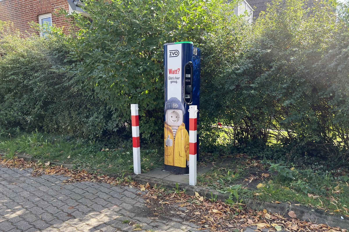 E-Ladesäule auf einem Parkplatz