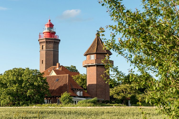 Ein Leuchtturm aus Backstein, daneben ein zweiter, kleinerer Trum