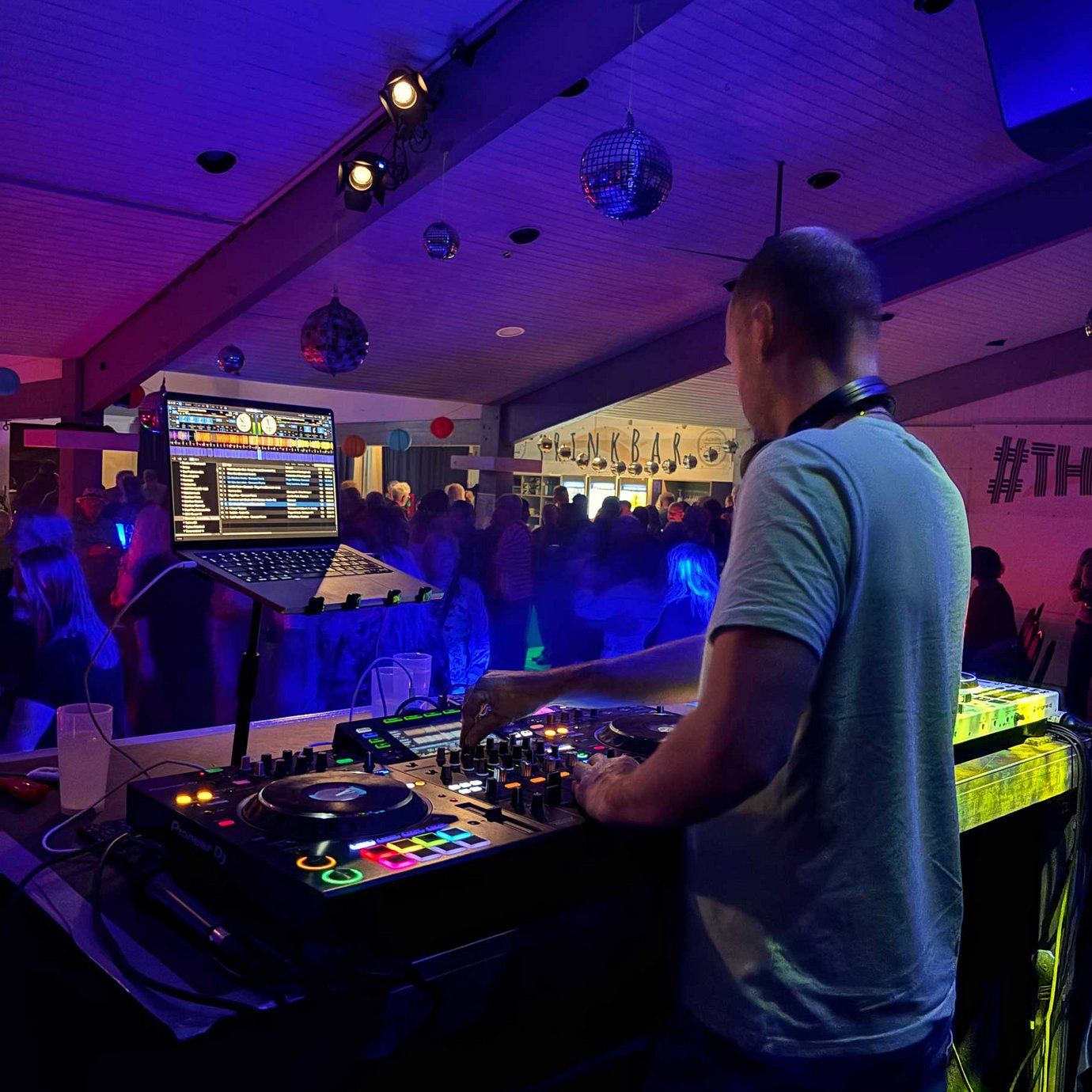 Ein DJ steht am Mischpult