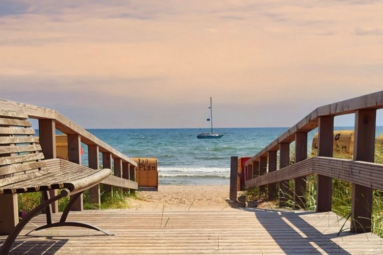 Holzbrücke zum Strand