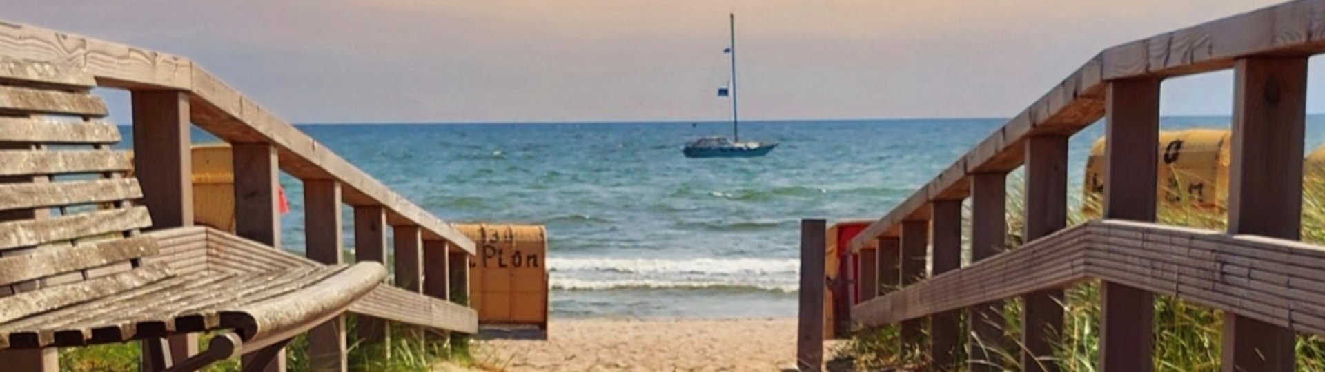 Holzbrücke zum Strand