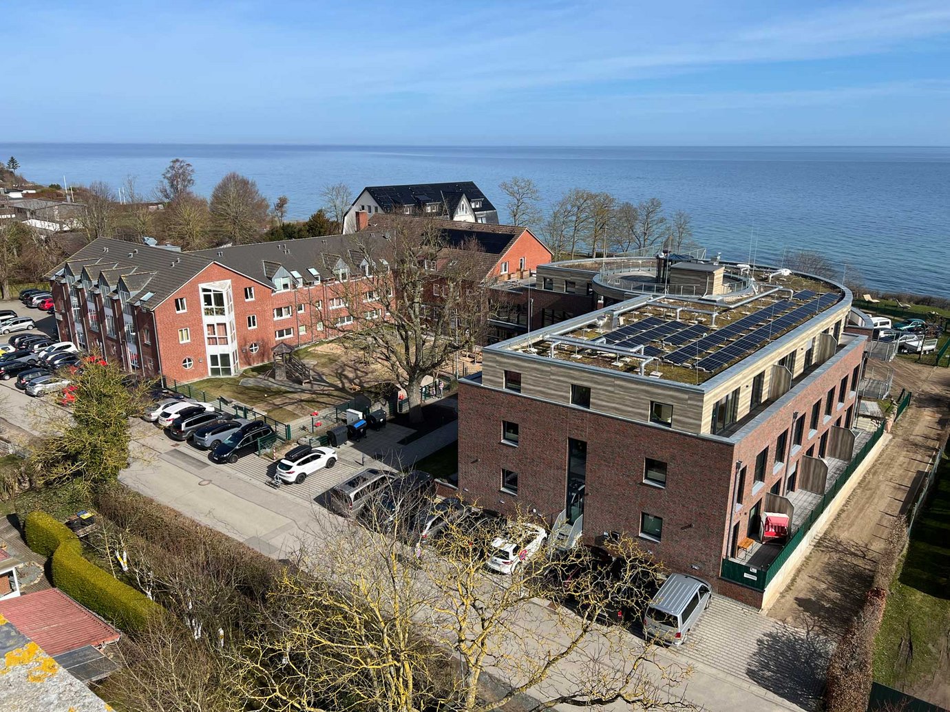Luftbild vom Hotel Seefrieden in Dahme, im Hintergrund sieht man Meer