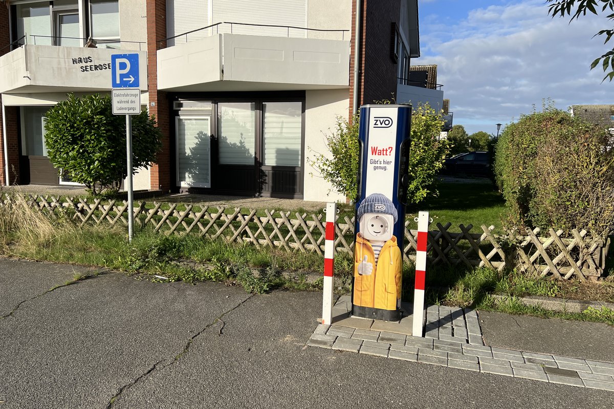 E-Ladesäule auf einem Parkplatz