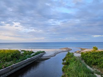 Ein kleiner Fluss mündet ins Meer
