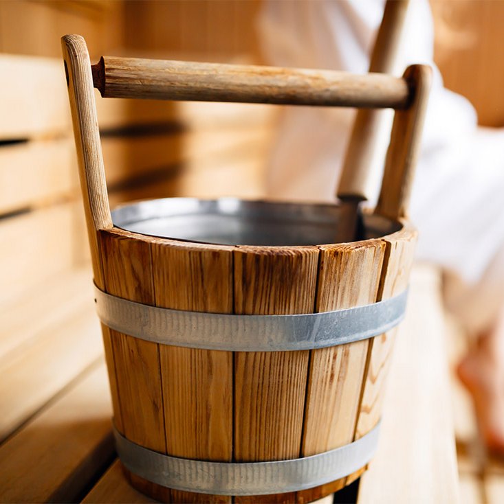 Sauna Aufguss im Holzeimer