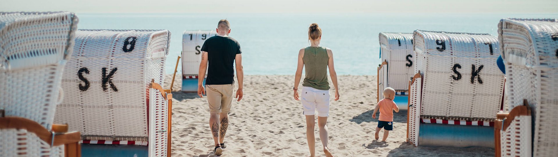 Familie am Strand zwischen Strandkörben
