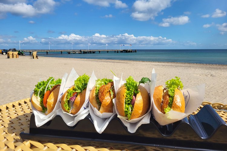 Fischbrötchen in Halterung am Strand
