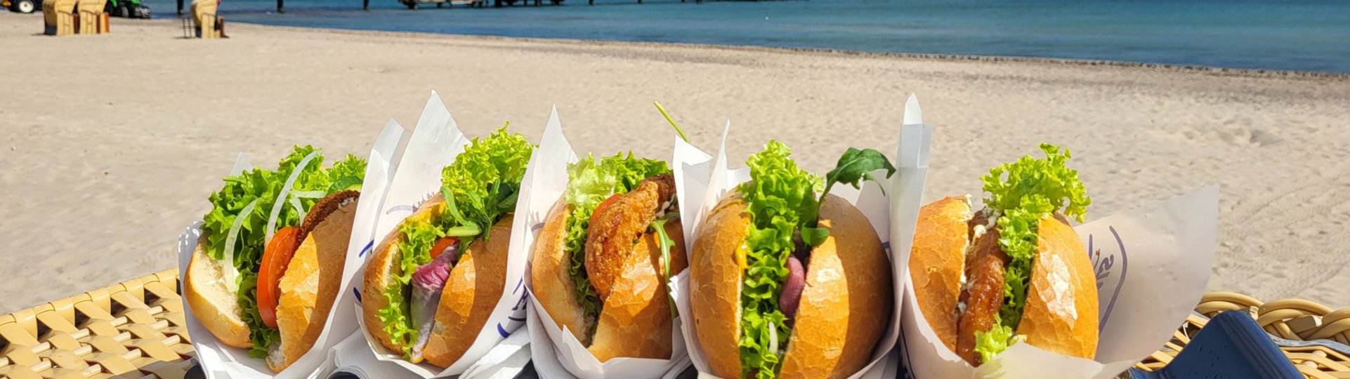 Fischbrötchen in Halterung am Strand