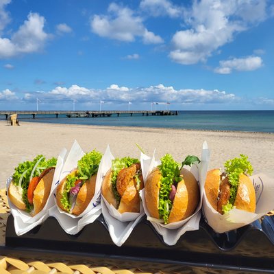 Fischbrötchen in Halterung am Strand