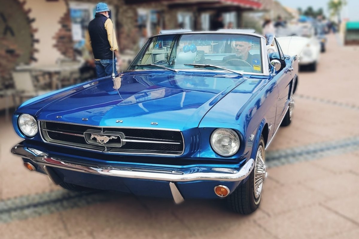 Blauer Ford Mustang Oldtimer auf der Promenade