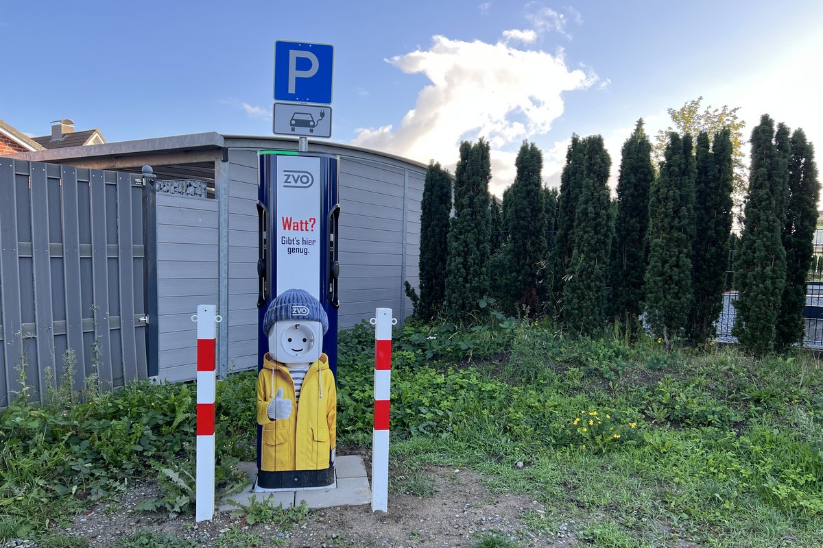 E-Ladesäule auf einem Parkplatz